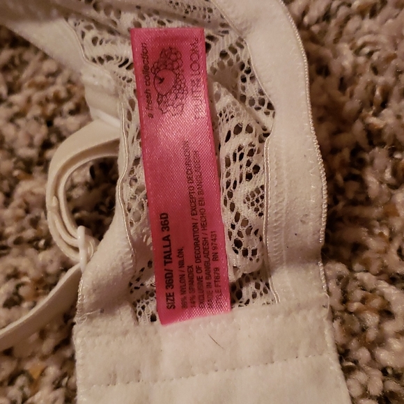 Well worn white lace bra - Picture 3 of 3